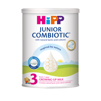Ένα δοχείο Hipp Junior Combiotic γάλα ανάπτυξης, κατάλληλο για παιδιά ηλικίας 1 έτους και άνω, με έμφαση στα γερά οστά, ενισχυμένο με βιταμίνη D και ασβέστιο και με φυσικές καλλιέργειες γαλακτικού οξέος.