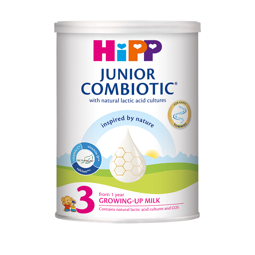 Ένα δοχείο Hipp Junior Combiotic γάλα ανάπτυξης, κατάλληλο για παιδιά ηλικίας 1 έτους και άνω, με έμφαση στα γερά οστά, ενισχυμένο με βιταμίνη D και ασβέστιο και με φυσικές καλλιέργειες γαλακτικού οξέος.