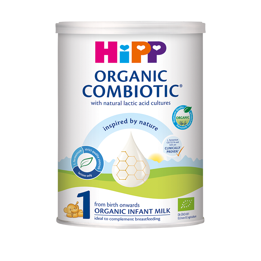 Ένα δοχείο με βρεφικό γάλα Hipp Organic Combiotic, με γραφική παράσταση μιας σταγόνας γάλακτος, ένα μοτίβο κηρήθρας και μια μικρή απεικόνιση αρκούδας.